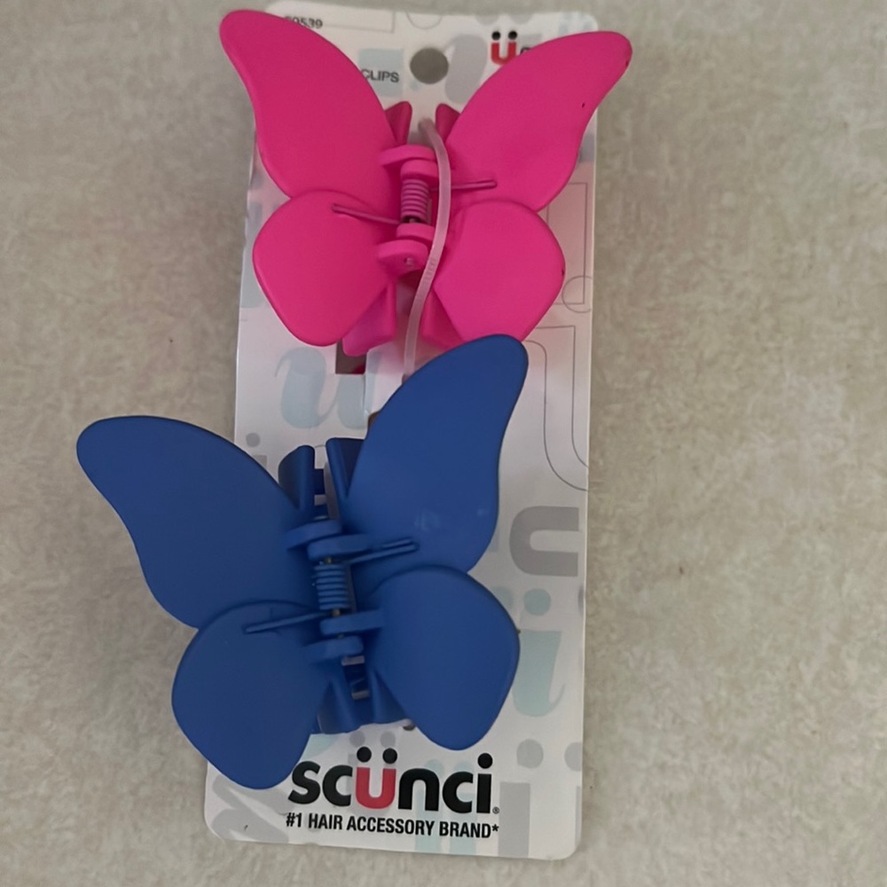 Scunci hair clips Never worn, one is still attached to the card.